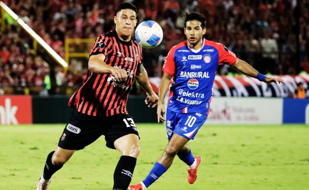 Alajuelense recibe otro golpe: Alexis Gamboa se pierde la “final” que define su futuro en Centroamérica