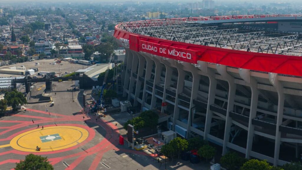 Mauricio «Pipo» Rodríguez recibió un homenaje de la UES y Corazón Futbolero