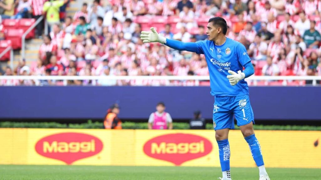 Raúl Rangel frena a Lucas Ocampos: ataja su penal en el triunfo de Chivas ante Monterrey