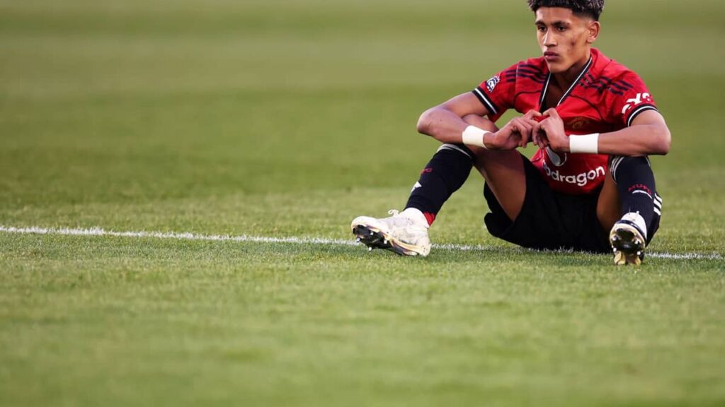 Manchester United rechazó la baja de JJ Gabriel y evalúa medidas legales y regulatorias si se marcha