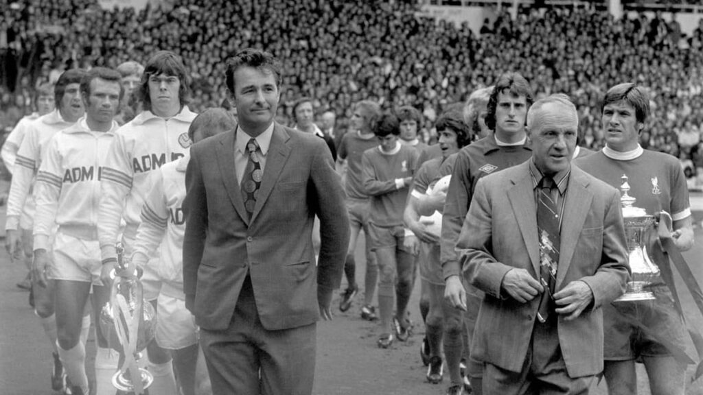 La familia de Emlyn Hughes subastará su colección de fútbol, que podría superar las 500 mil libras