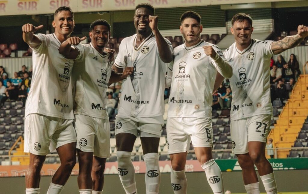 Sporting se impone en Tibás 2-4 ante Escorpiones con triplete de Mayron George