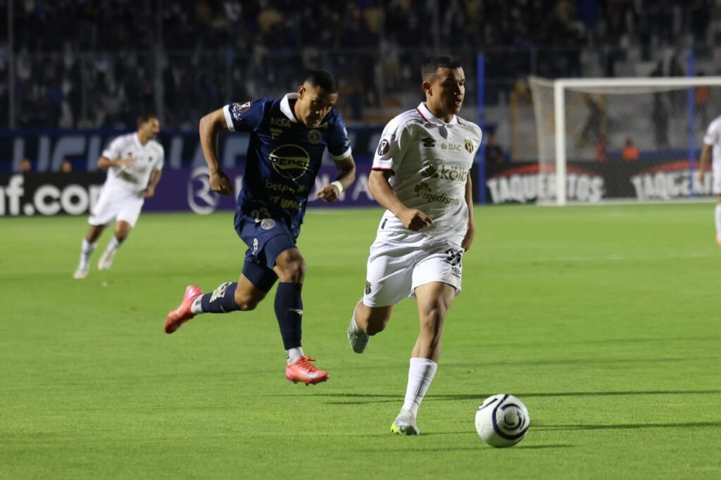 Alajuelense tuvo un partido cómodo en Tegucigalpa, no sufrió, pero tampoco fue contundente.
